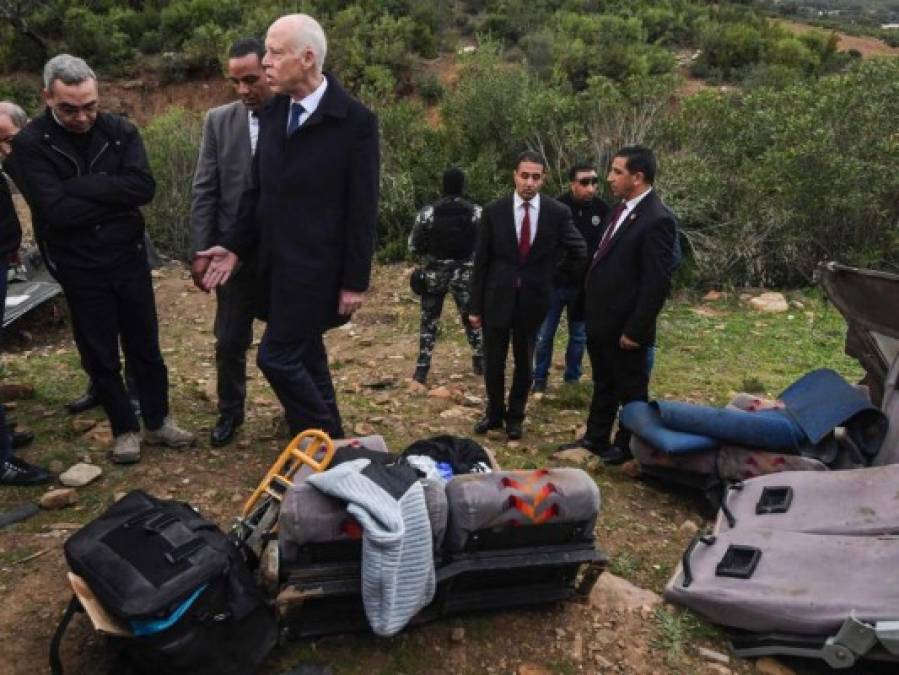 Hecho pedazos, así quedó el bus que se accidentó en Túnez y dejó 24 muertos