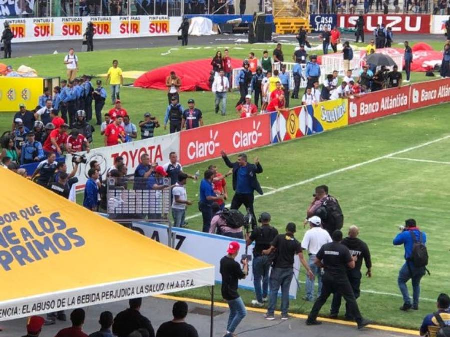 FOTOS: Golpes, empujones y gritos, así fue el altercado de Diego Vazquez en la cancha del Nacional