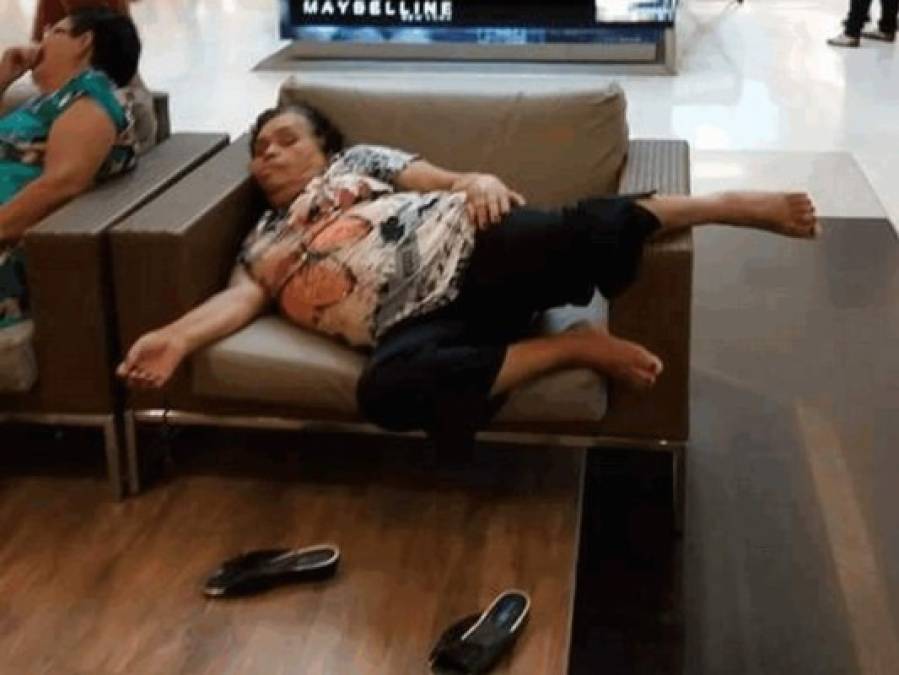 Mujer se duerme en una terminal y los internautas hacen memes de ella