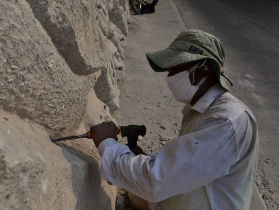 Alejandro Espinoza, el hondureño que hace frente al encierro por Covid-19 esculpiendo figuras mayas en bulevares