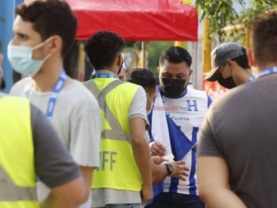 ¡Ambientazo! Aficionados hondureños le dan color al estadio Olímpico en el duelo ante Panamá