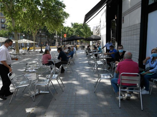 FOTOS: España entra a fase 1 en alivio de restricciones por virus