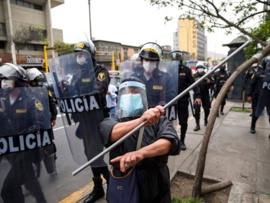 FOTOS: Sigue el ambiente tenso en Perú contra nombramiento de Manuel Merino