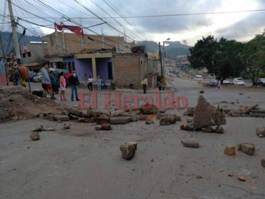 Enormes piedras obstaculizaron calles de la capital durante tomas de la Alianza de Oposición