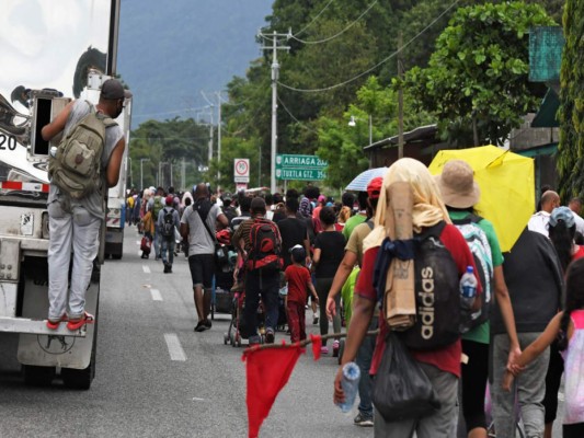 Migrantes hondureños, haitianos y salvadoreños sanan las llagas de sus pies en Huixtla, México (Fotos)