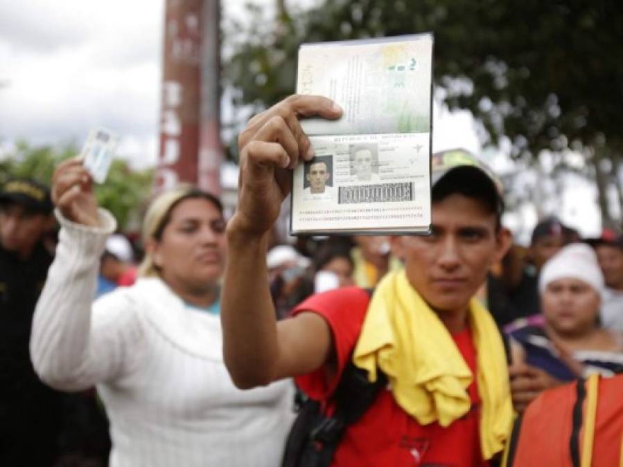 Con documentos en mano, caravana de migrantes hondureños avanza a través de Guatemala rumbo a EEUU