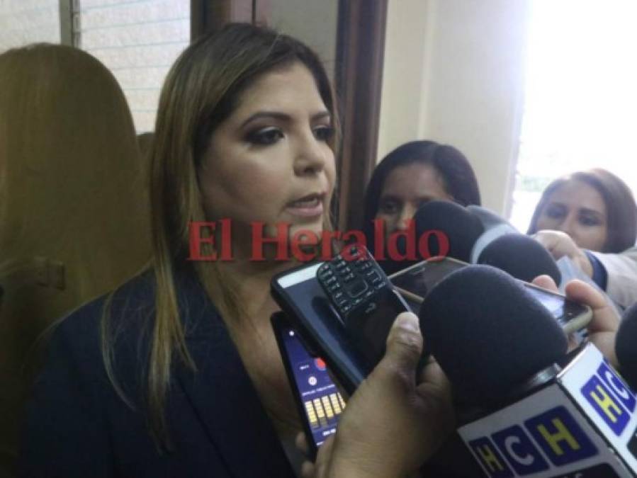 Con harina y billetes de 50 lempiras reciben manifestantes a Lena Gutiérrez en los Juzgados de la capital