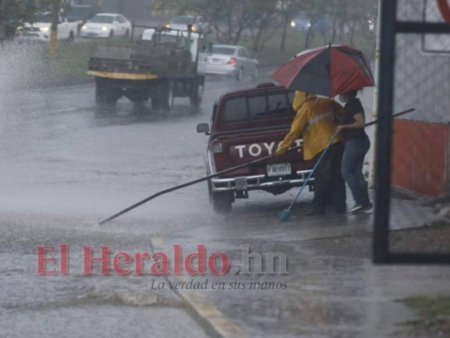 Imágenes de la fuerte lluvia que sorprendió este miércoles a los capitalinos