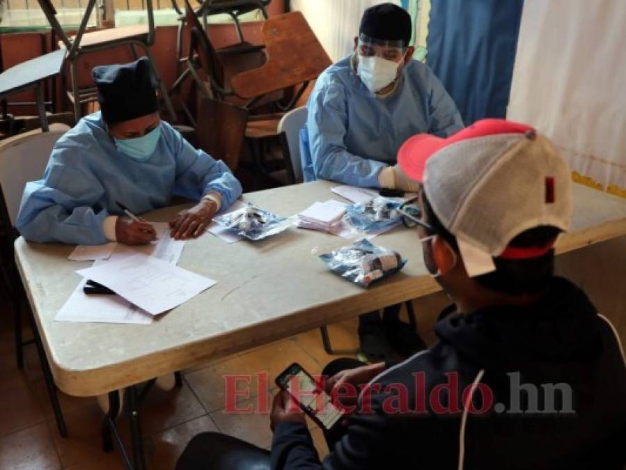 Afluencia masiva de hondureños en brigadas médicas contra covid en la capital
