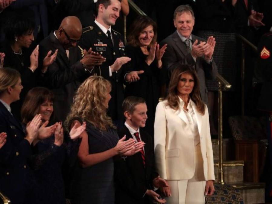 Elegante Melania Trump llega sola al discurso sobre Estado de la Unión en el Congreso