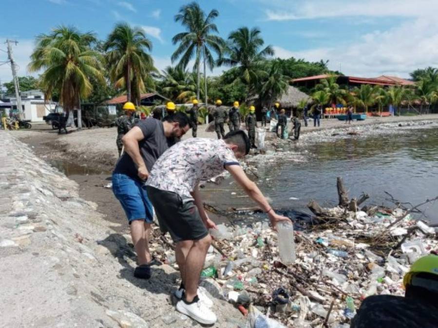 Ardua limpieza para retirar basura que contamina las playas de Omoa (FOTOS)