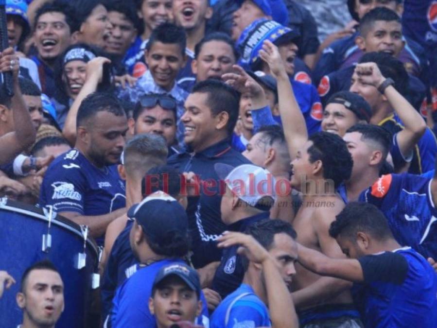 FOTOS: Así vivió Amado Guevara la final con la barra Azul