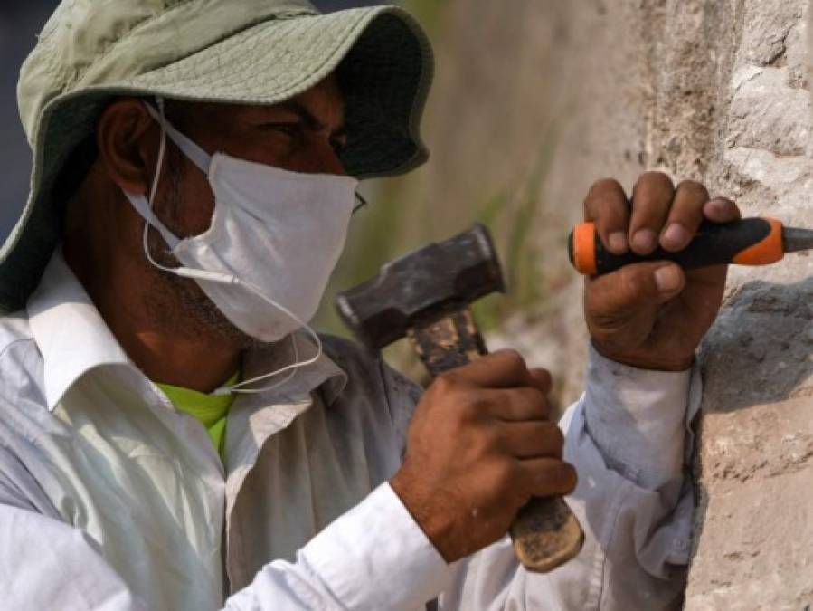 Alejandro Espinoza, el hondureño que hace frente al encierro por Covid-19 esculpiendo figuras mayas en bulevares