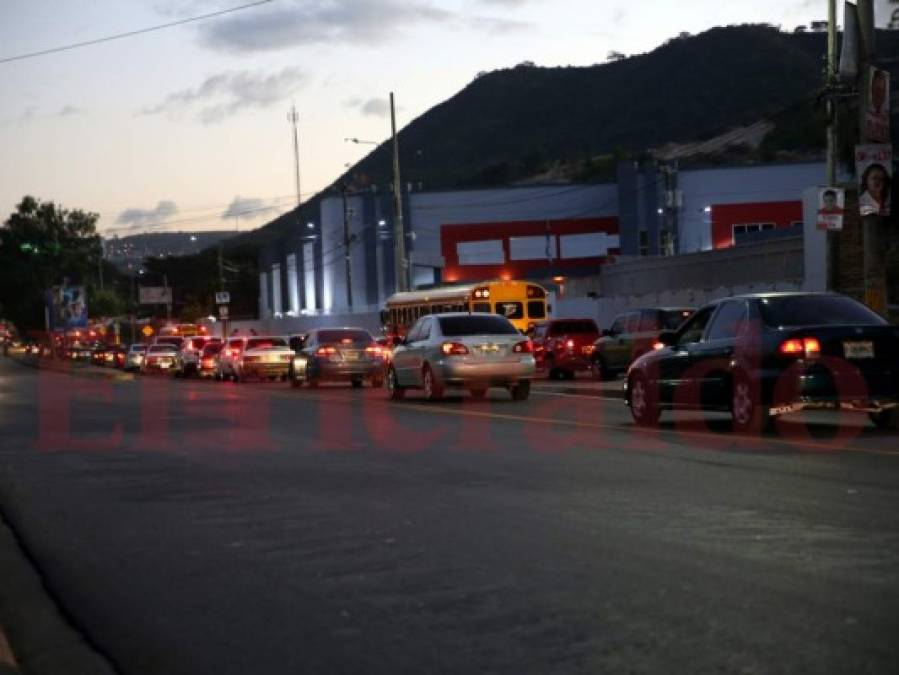 Caótico tráfico en la capital de Honduras; a las 8:00pm vigente toque de queda