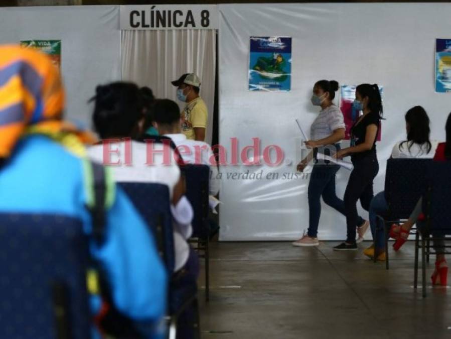 Siete meses de pandemia y los centros de triaje siguen llenos (Fotos)