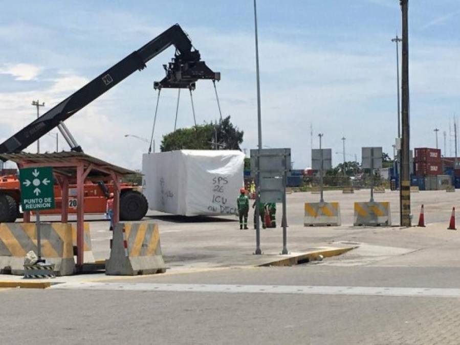 FOTOS: Así fue el traslado e inspección de contenedores con hospitales móviles