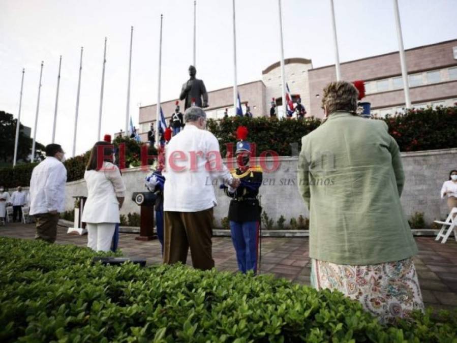 Algarabía en Plaza de las Banderas para conmemorar los 199 años de Independencia