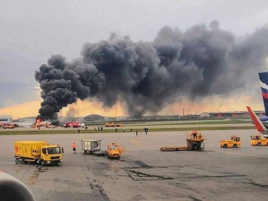 Llamas y pánico: Imágenes del pavoroso incendio en avión que dejó al menos 41 muertos en Rusia