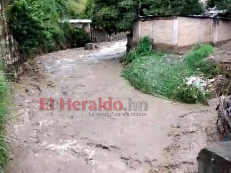 Un día festivo convertido en tragedia: Dos mujeres muertas y daños por lluvias en la capital (FOTOS)