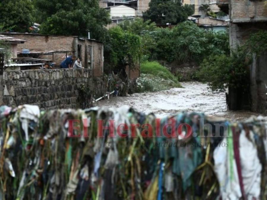 Un día festivo convertido en tragedia: Dos mujeres muertas y daños por lluvias en la capital (FOTOS)