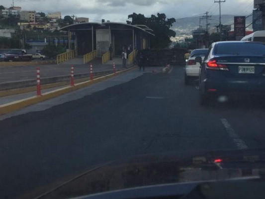 FOTO: Busito escolar se vuelca en el bulevar Suyapa de Tegucigalpa