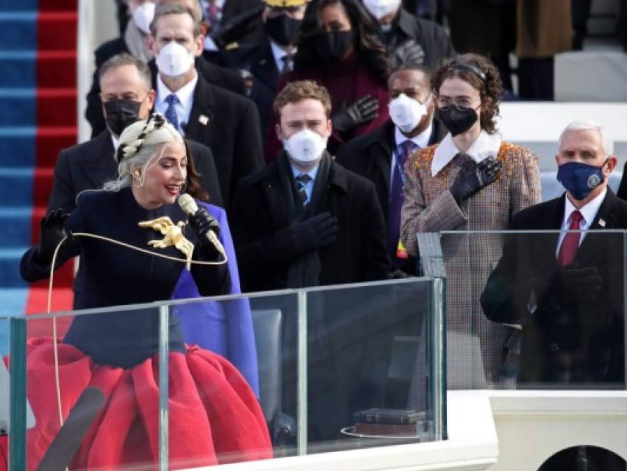 Imponente, así lució Lady Gaga al interpretar el himno de EEUU en toma de posesión de Biden