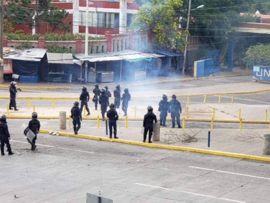 Caos, gas lacrimógeno y quema de llantas: fotos de los disturbios en UNAH