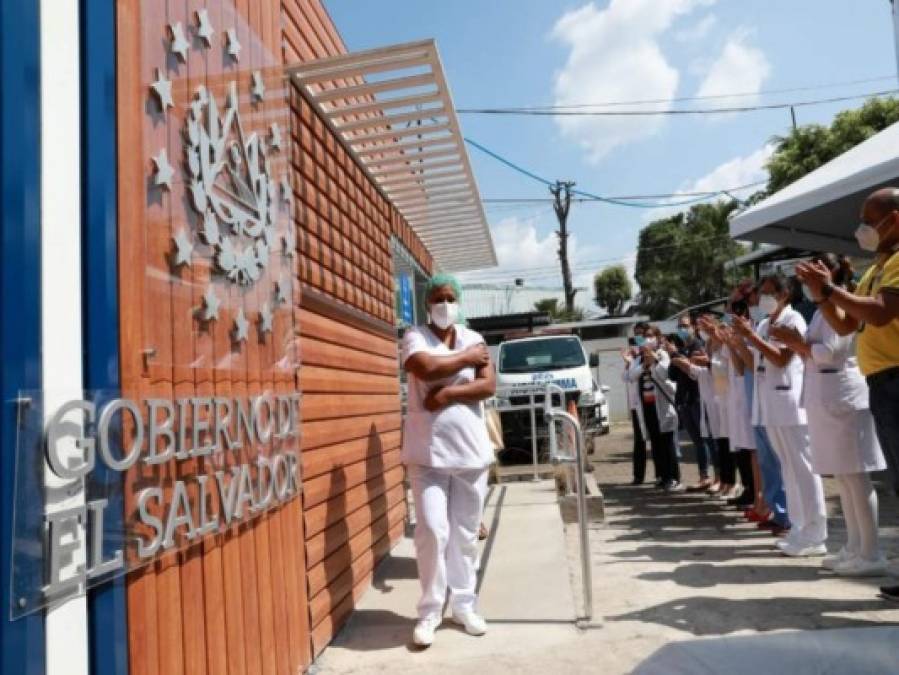 Así recibió la vacuna contra el coronavirus el personal de salud de El Salvador (Fotos)