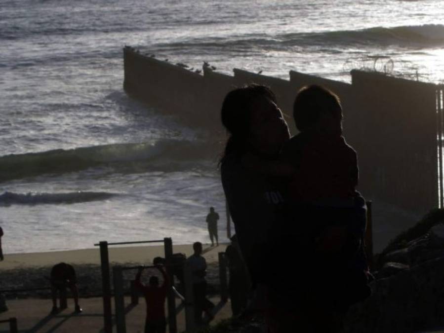 FOTOS: Hacinamiento, hambre e indiferencia sufren los migrantes hondureños en Tijuana