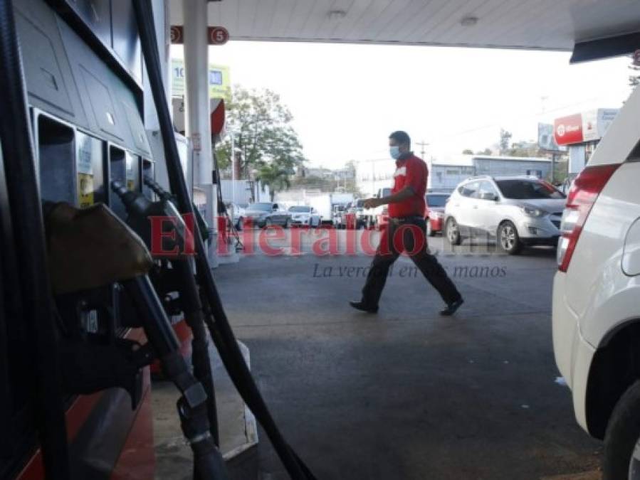 FOTOS: Enormes filas en gasolineras para abastecerse de combustible