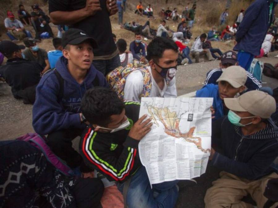 Cansados, sitiados y con hambre, la desesperación en el rostro de migrantes que piden les dejen continuar travesía (FOTOS)