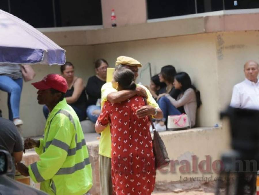 Entre llanto y dolor, familiares del maestro asesinado por su hijastro esperaban sus restos