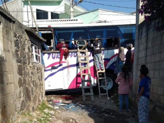 Las dolorosas imágenes del trágico accidente que dejó 19 muertos en México (Fotos)