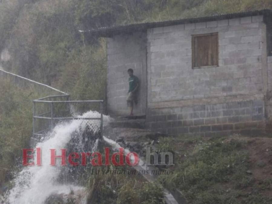 Imágenes de la fuerte lluvia que sorprendió este miércoles a los capitalinos