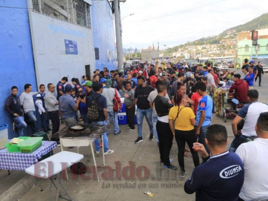 ¡FOTOS! Ambiente de locura afuera del Nacional previo a la final Motagua vs Saprissa