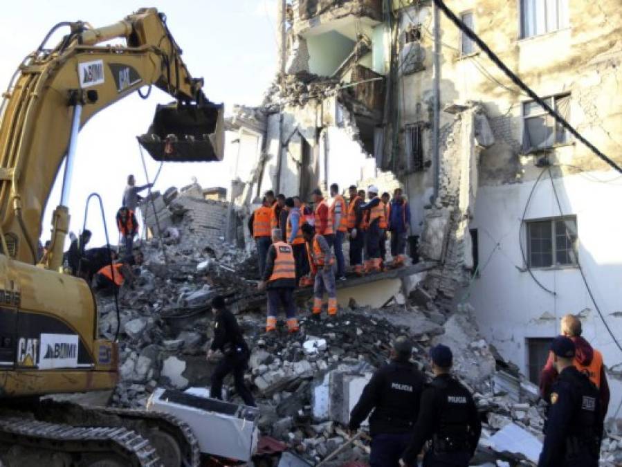 FOTOS: Desesperación y desconsuelo tras terremoto que dejó 16 muertos en Albania