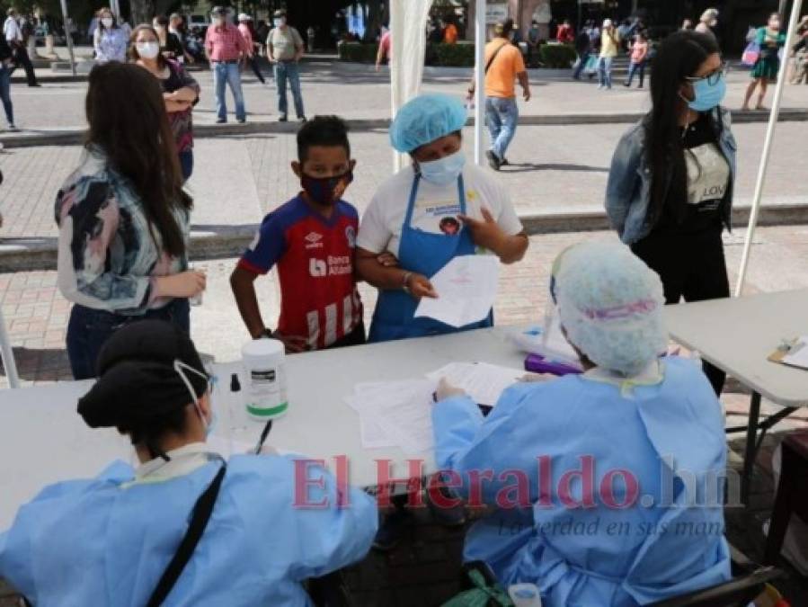 Salud realiza brigadas médicas contra el covid-19 en el Parque Central de Tegucigalpa