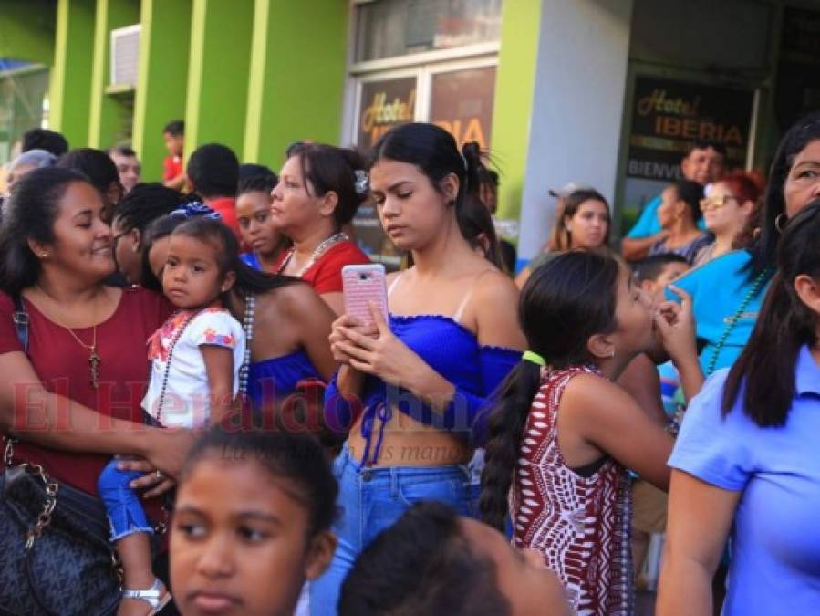 Hermosas mujeres brillaron en el colorido carnaval de La Ceiba