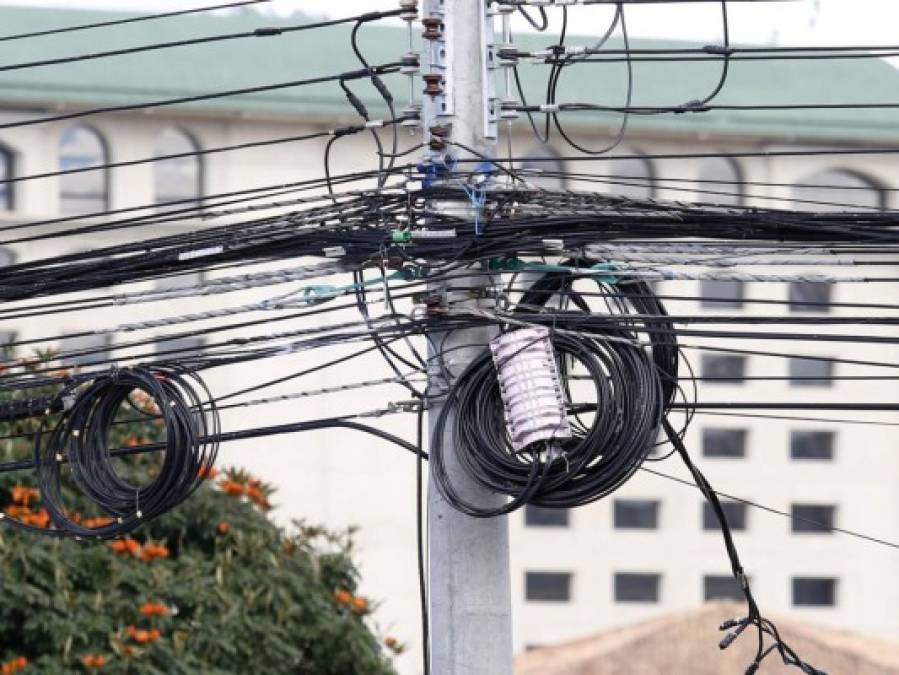 La capital permanece invadida de rollos y telarañas de cables