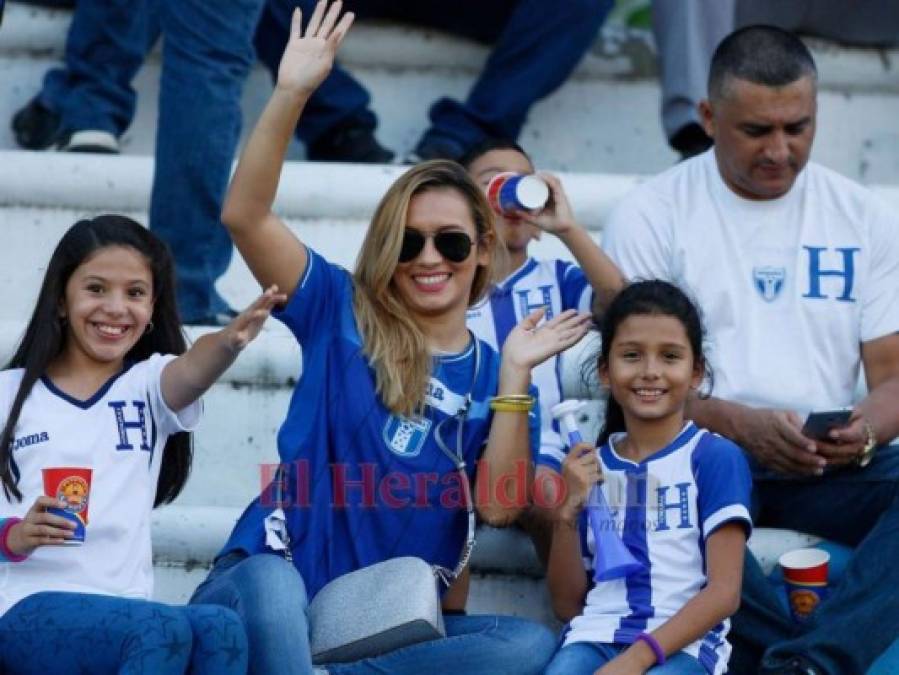 FOTOS: Sonrisas de los niños y banderas de la H predominan en el ambiente del Honduras vs Chile