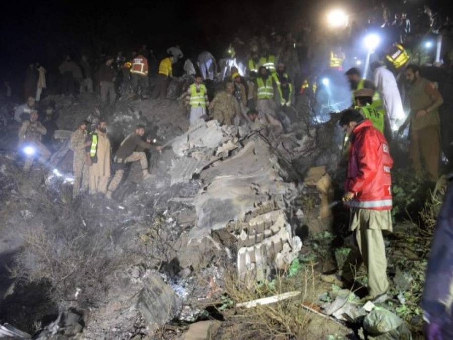 12 impactantes fotos del avión de Pakistán que se estrelló con 48 personas