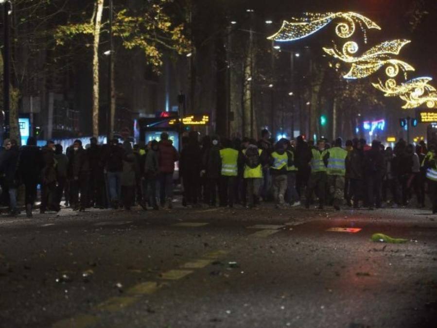 FOTOS: Caos y destrucción en París tras otro día de protestas de los chalecos amarillos