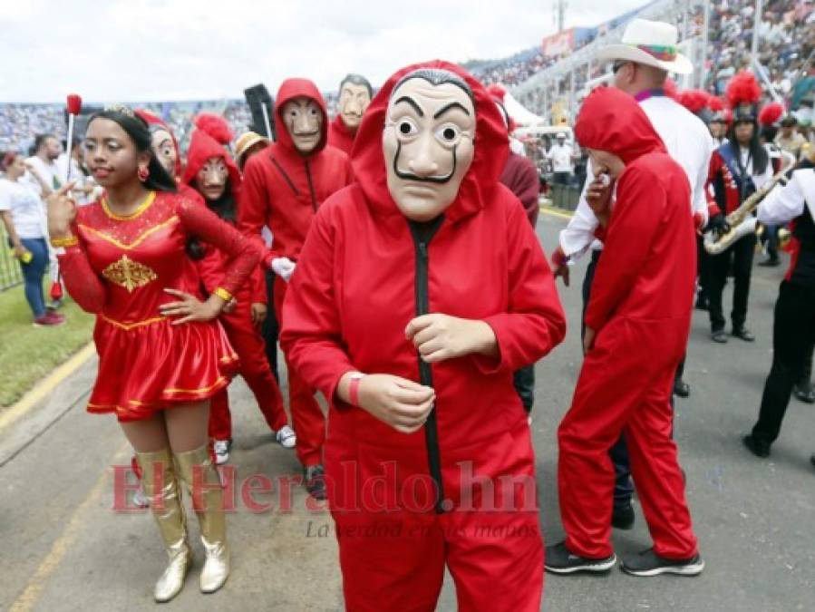 No se vio en desfiles: 'La casa de papel', lego gigante y exóticos trajes