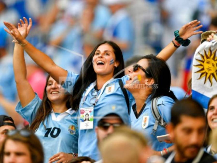 Hermosas mujeres engalanan el partido entre Uruguay contra Rusia