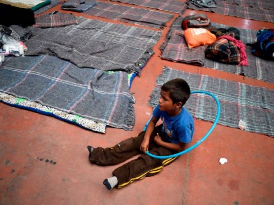 Niños de la caravana migrante olvidan su dura realidad gracias a los juguetes