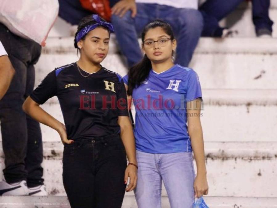 FOTOS: Mujeres guapas y afición entusiasmada en el partido de Honduras ante Martinica