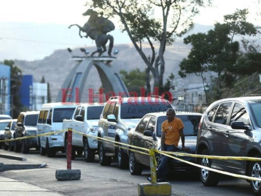 FOTOS: Enormes filas en gasolineras para abastecerse de combustible