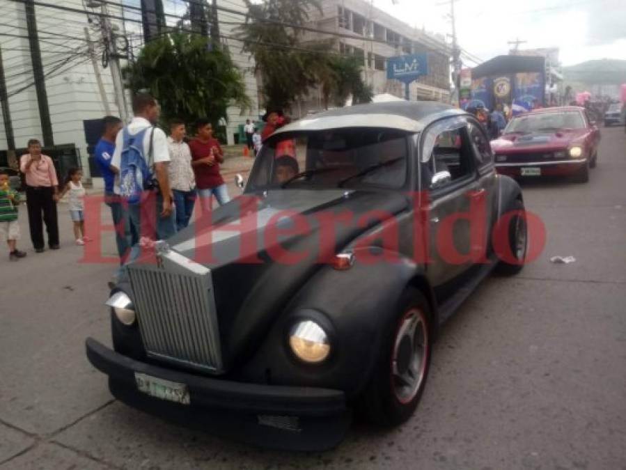 FOTOS: Los autos clásicos que adornan el carnaval de Tegucigalpa