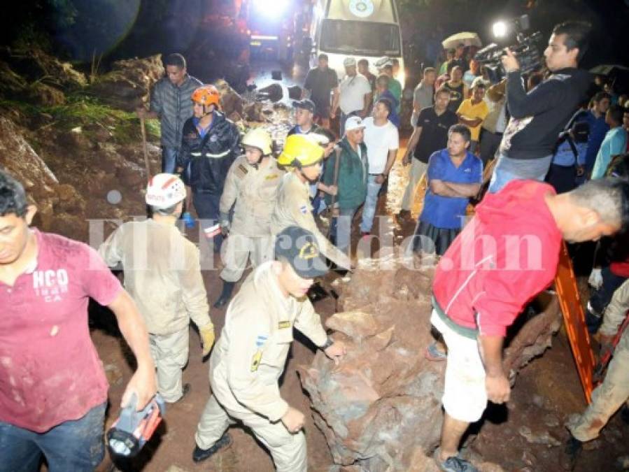 Fotos del dramático rescate de personas soterradas en la colonia Los Llanos de la capital