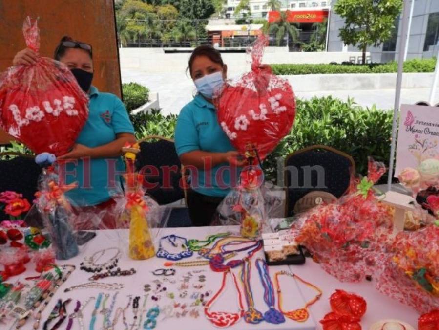 Capitalinos se aprestan a celebrar el Día del Amor y la Amistad (FOTOS)